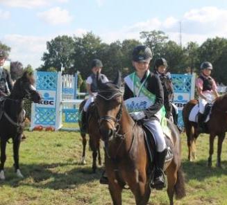 Nationaal ponytornooi LRV: Lauren Vangronsveld & Grietje vd Mispelaere winnen D-Midden!